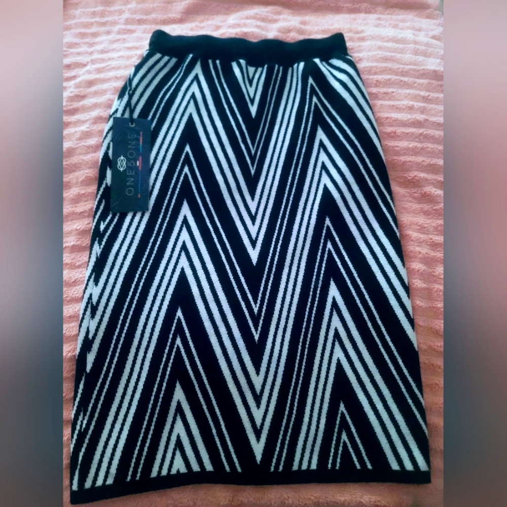 Brand New medium black and white pencil skirt.